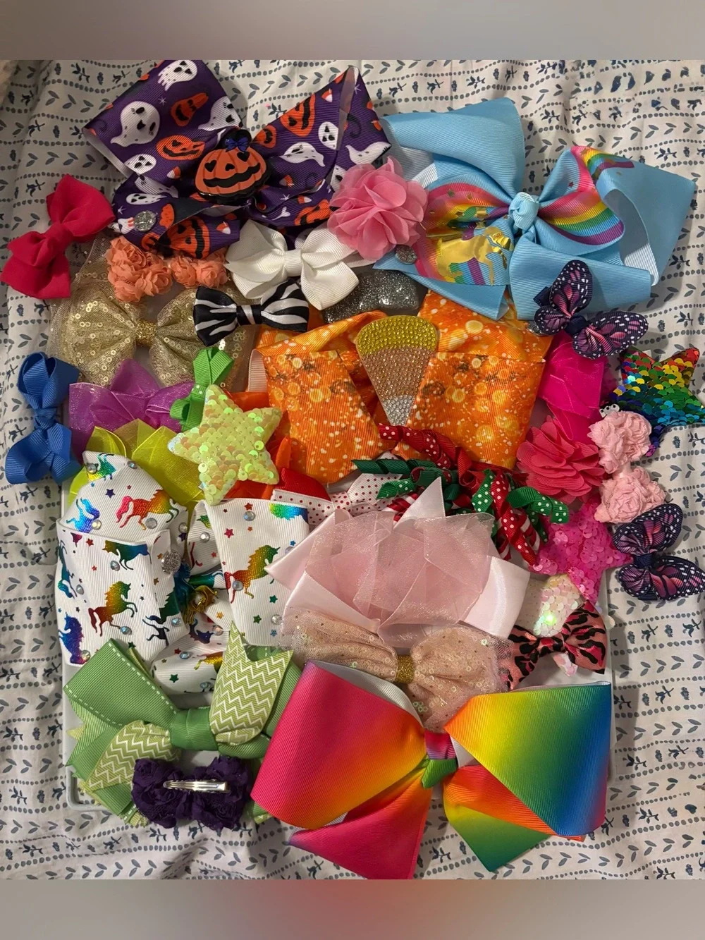 7- bundle of 33 hairbows